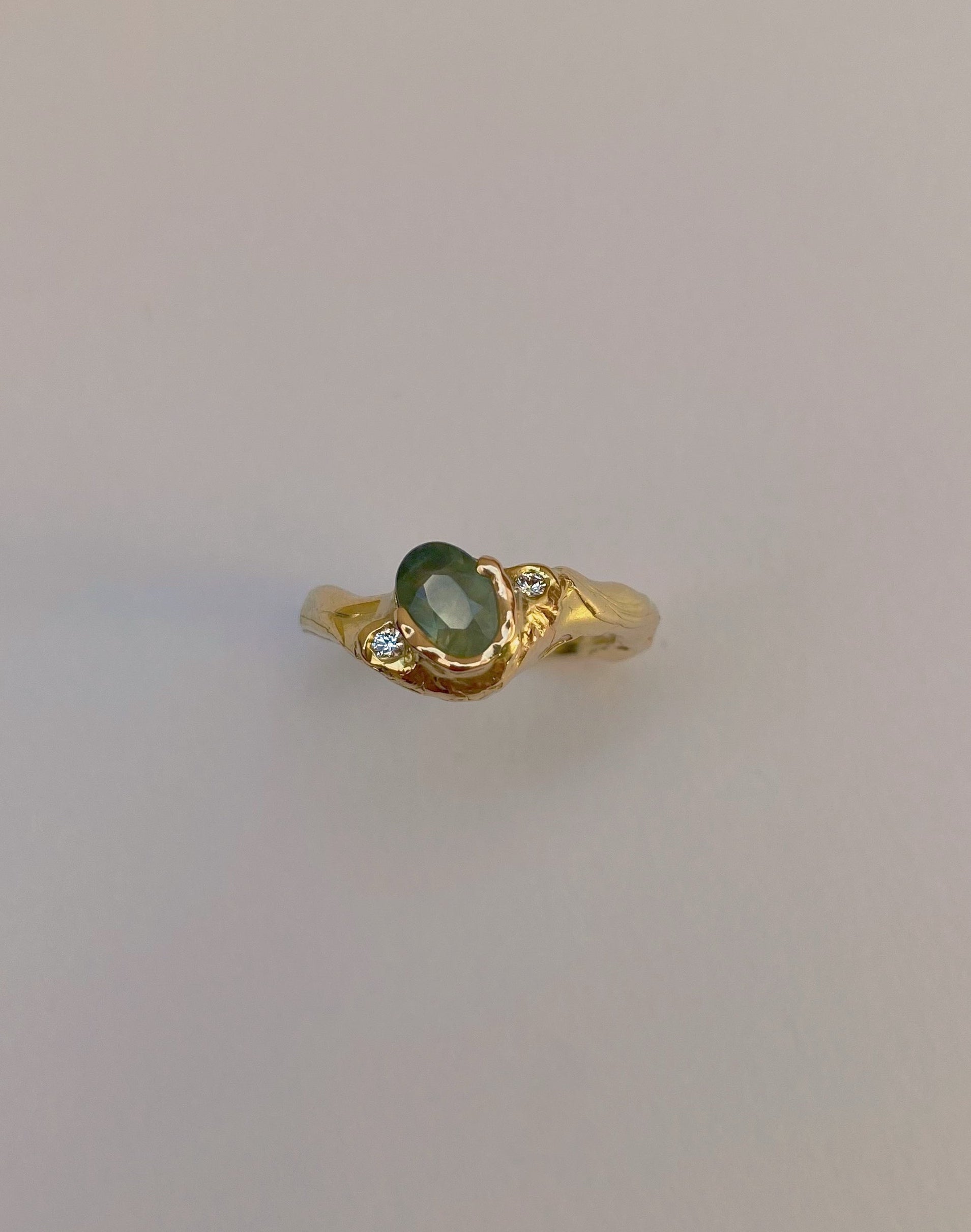Ring 18 karat gold and green sapphire in organic setting II