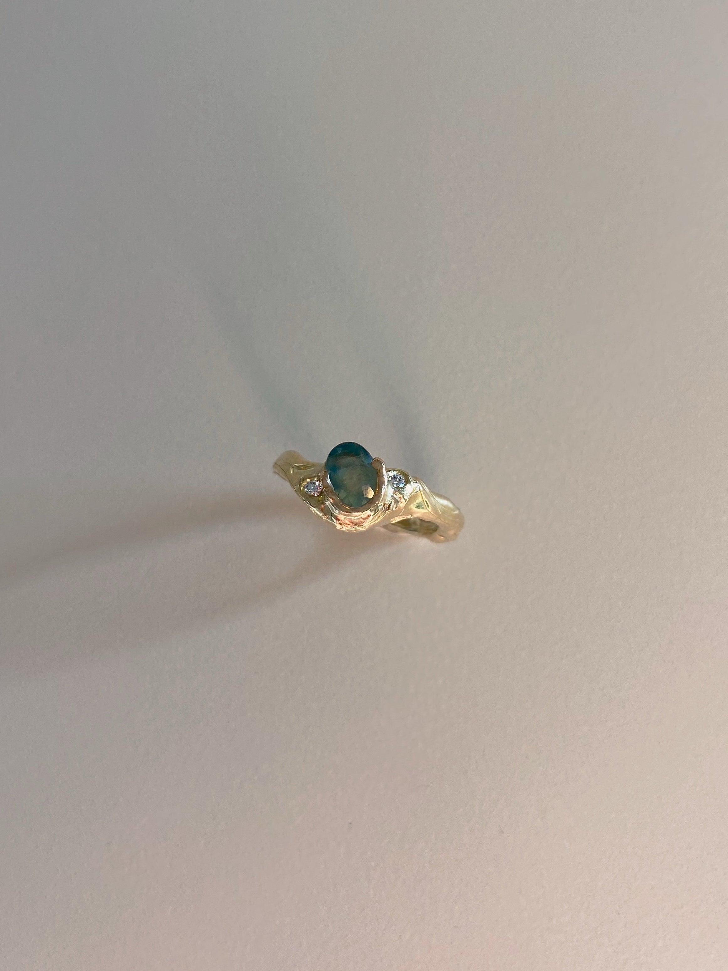 Ring 18 karat gold and green sapphire in organic setting II
