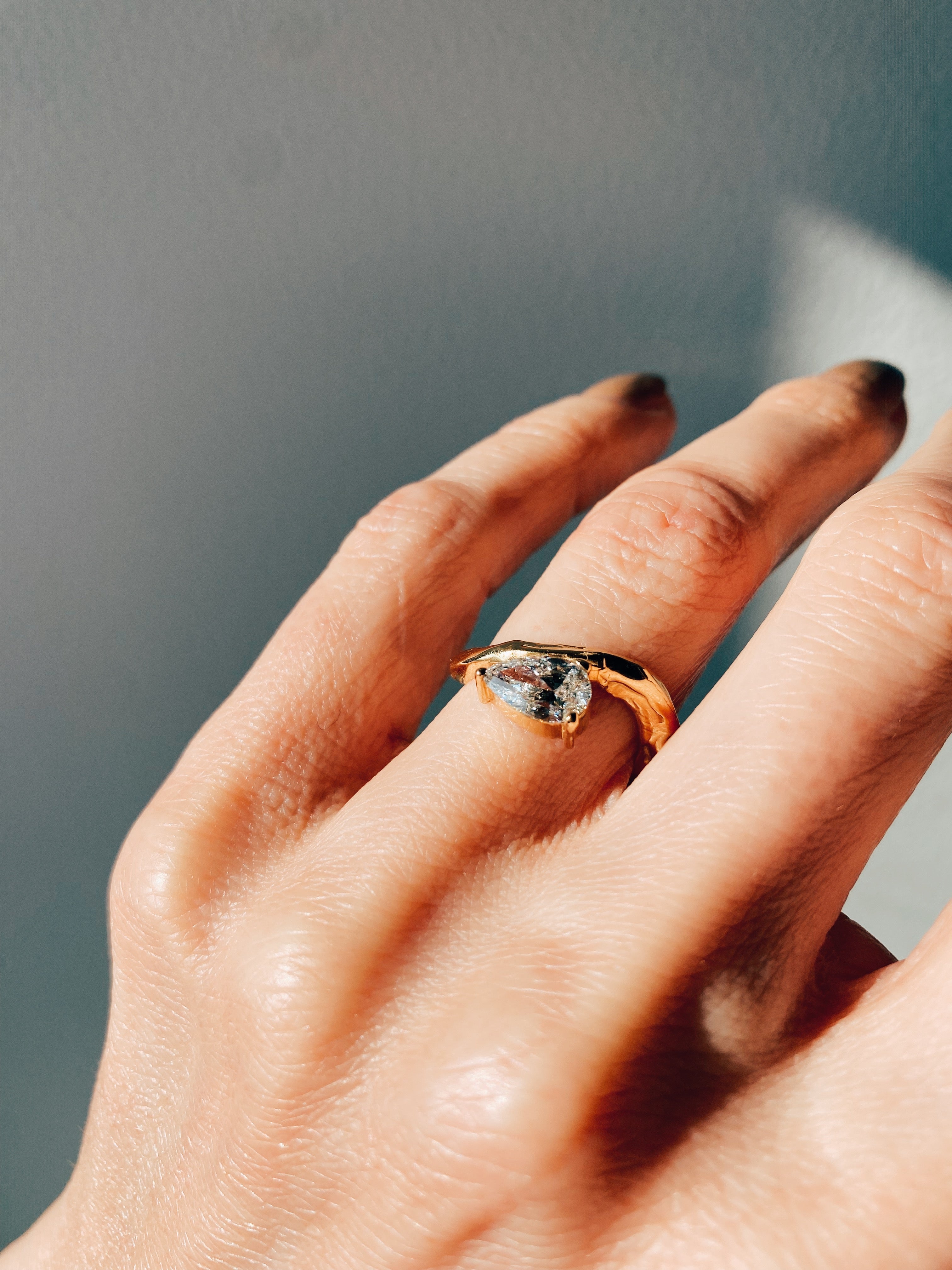 Ring 18 karat gold with pear diamond