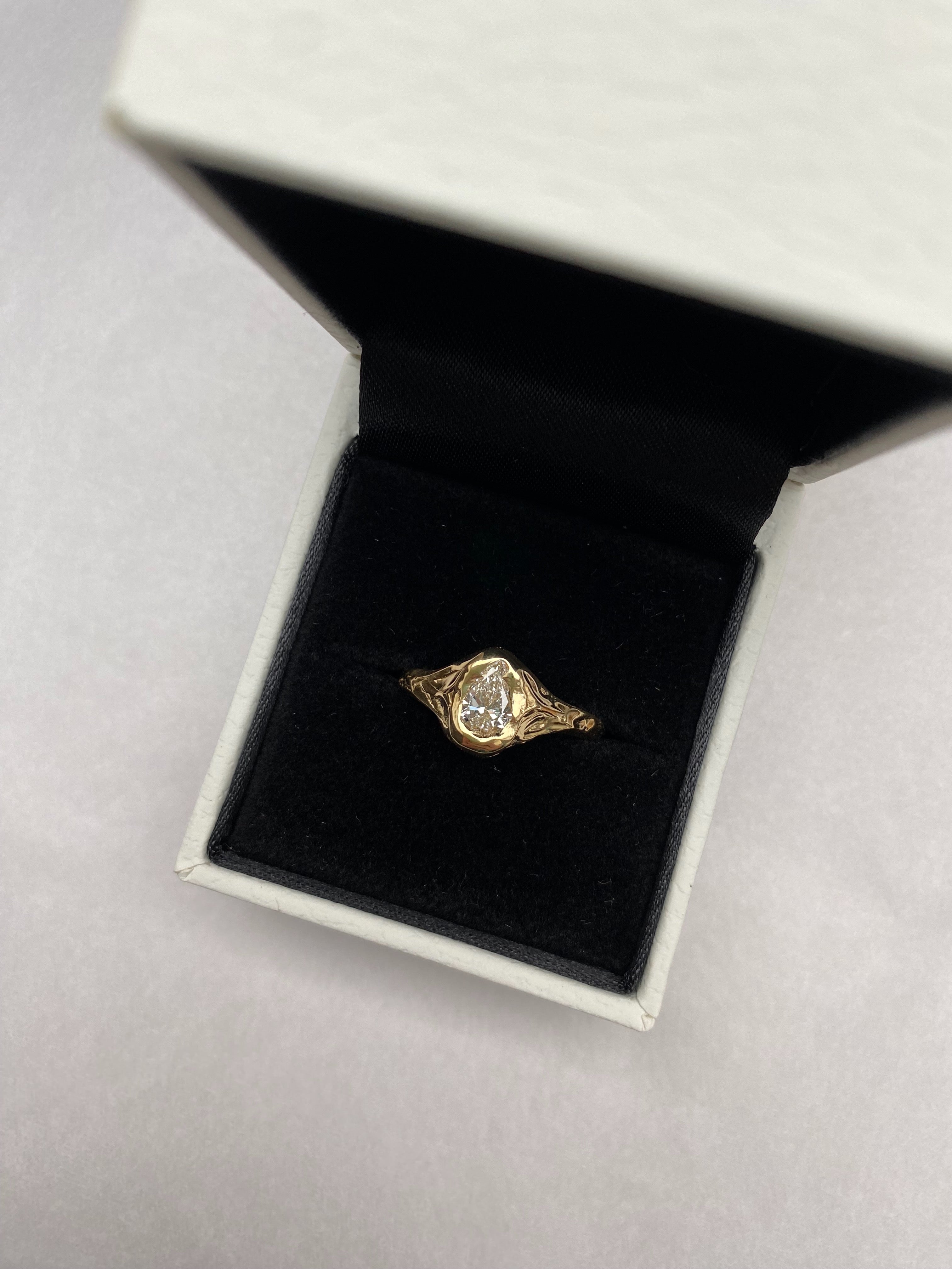 Ring 18k gold with diamond IV