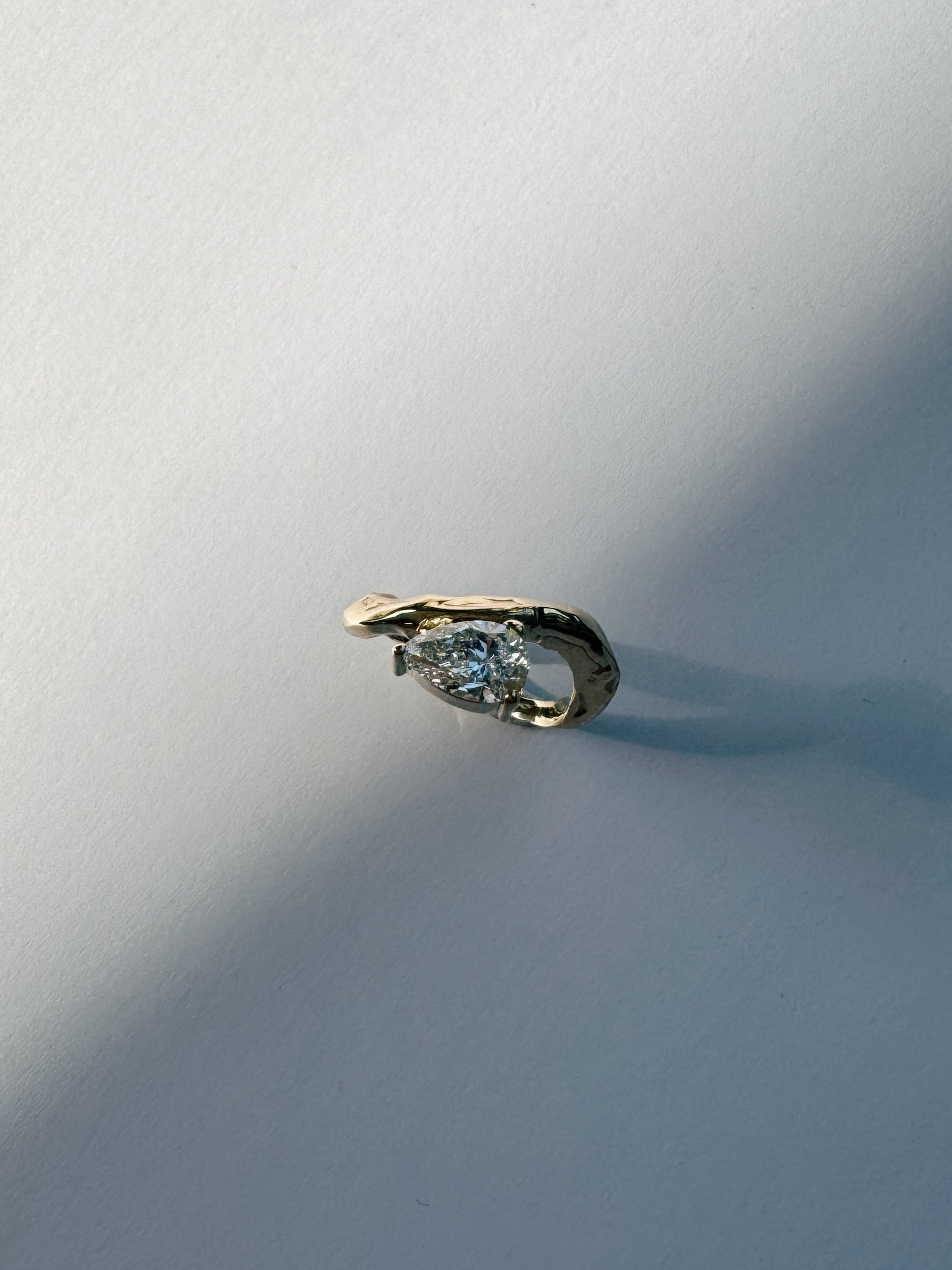 Ring 18 karat gold with pear diamond