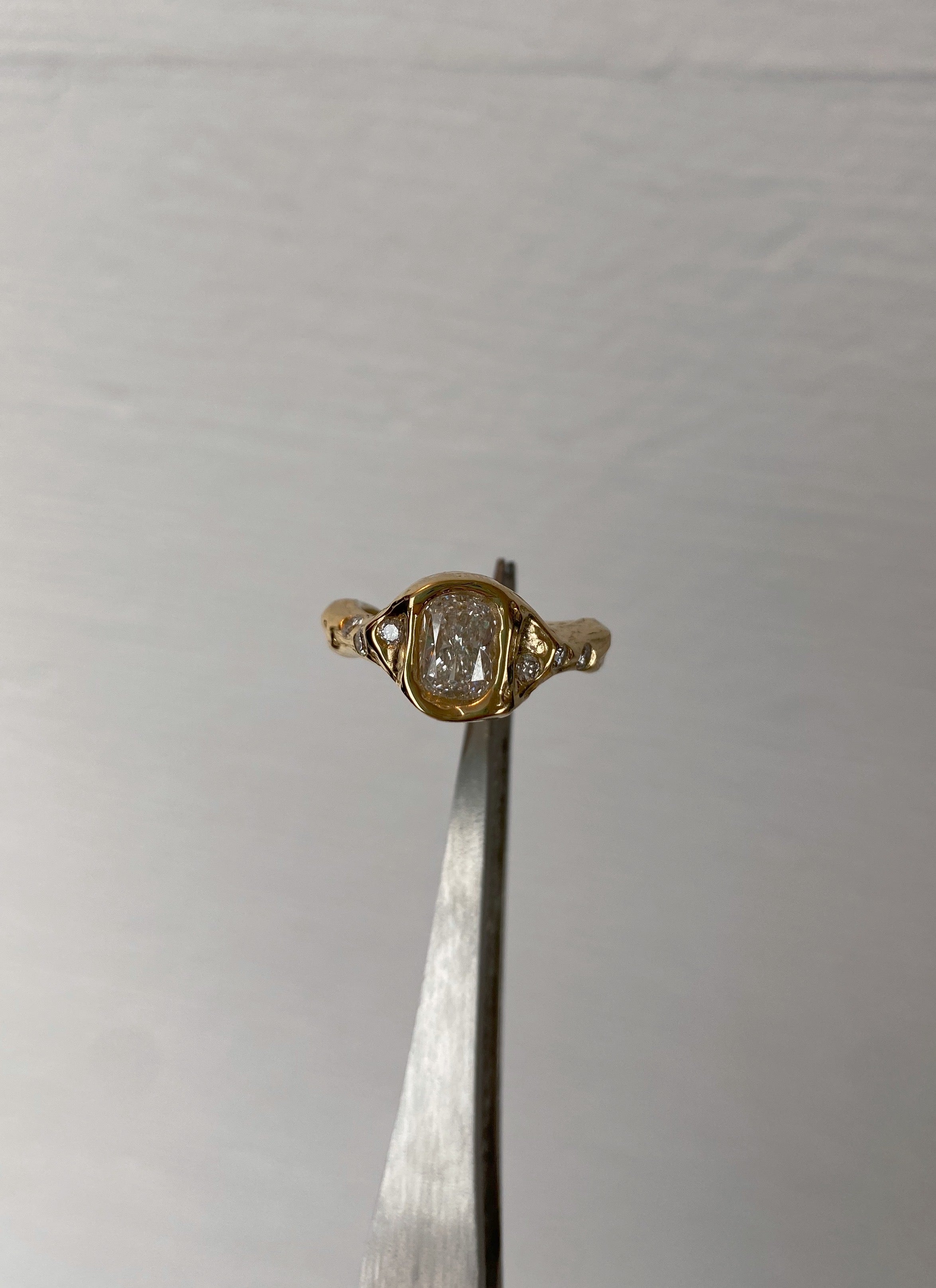 Ring 18k gold with cushion diamond