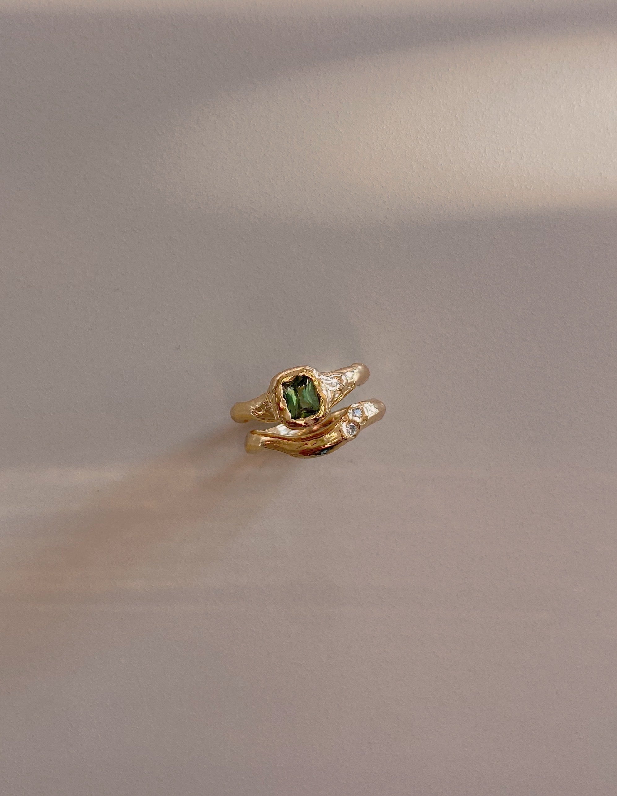 Ring 18 karat gold and green sapphire in organic setting