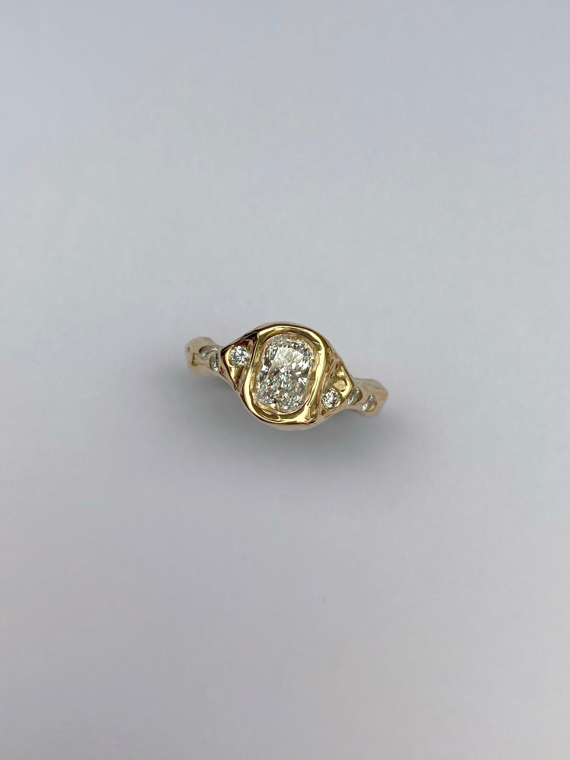 Ring 18k gold with cushion diamond