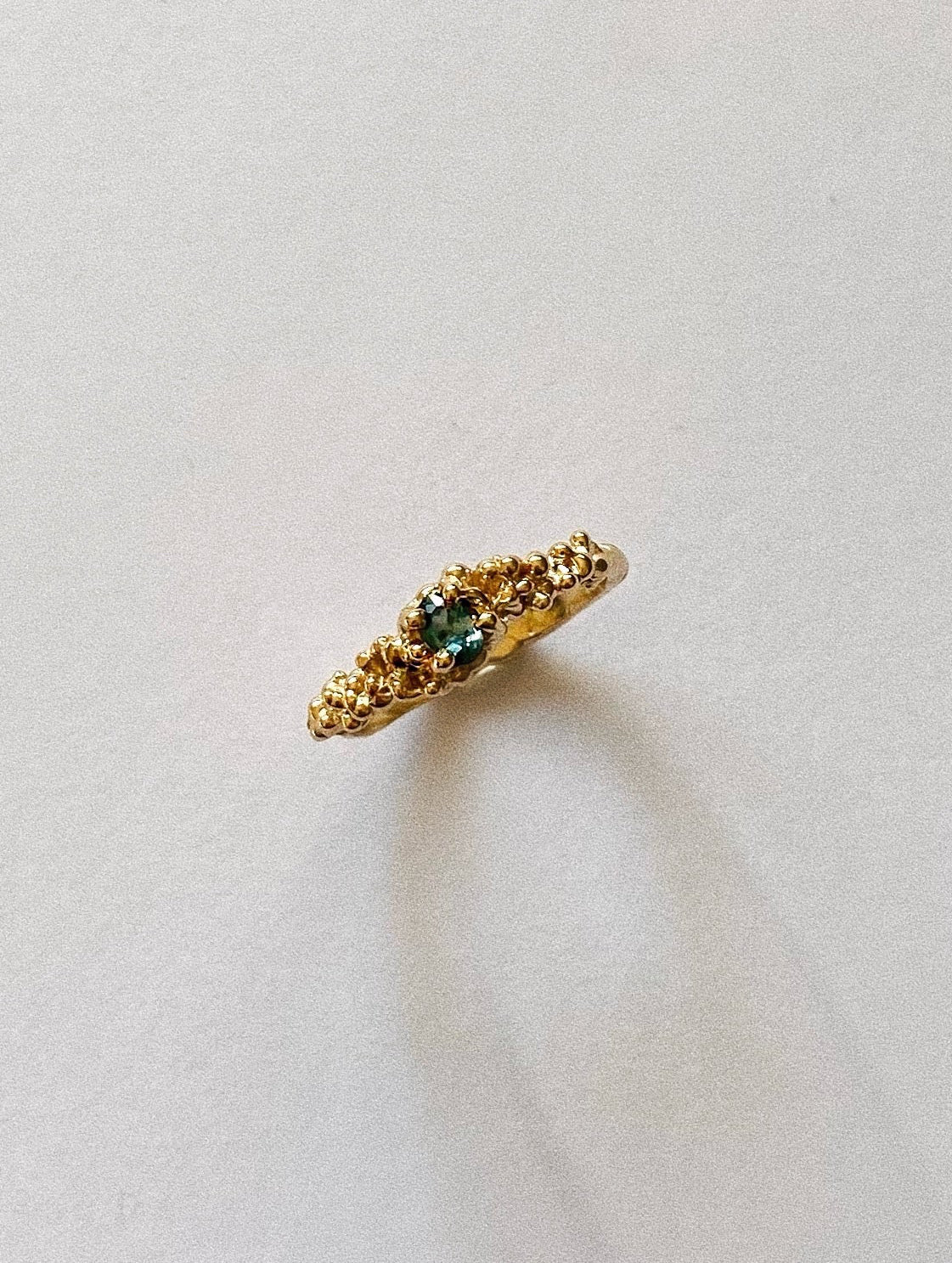 Ring 18 karat gold and sapphire IV