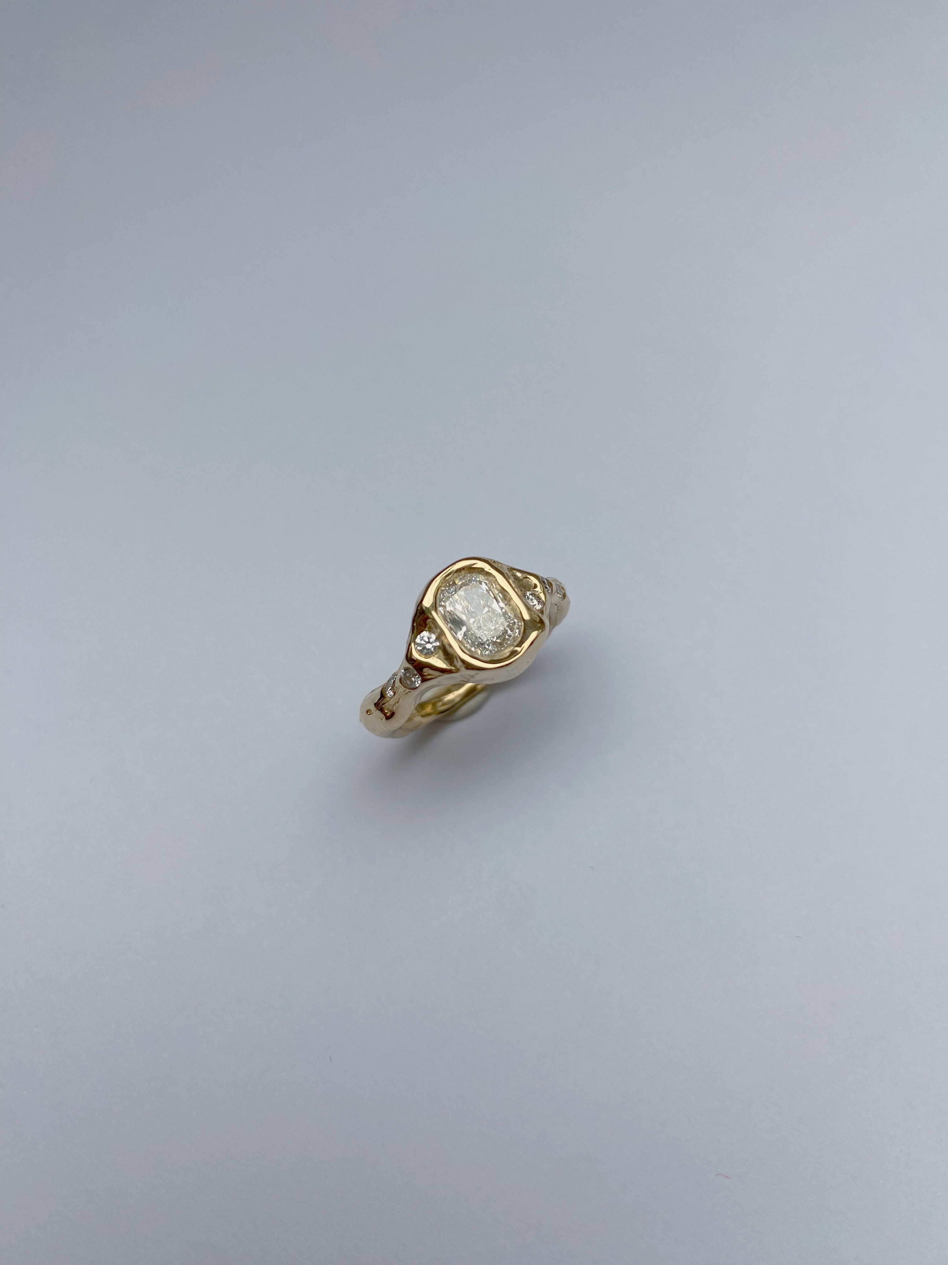 Ring 18k gold with cushion diamond