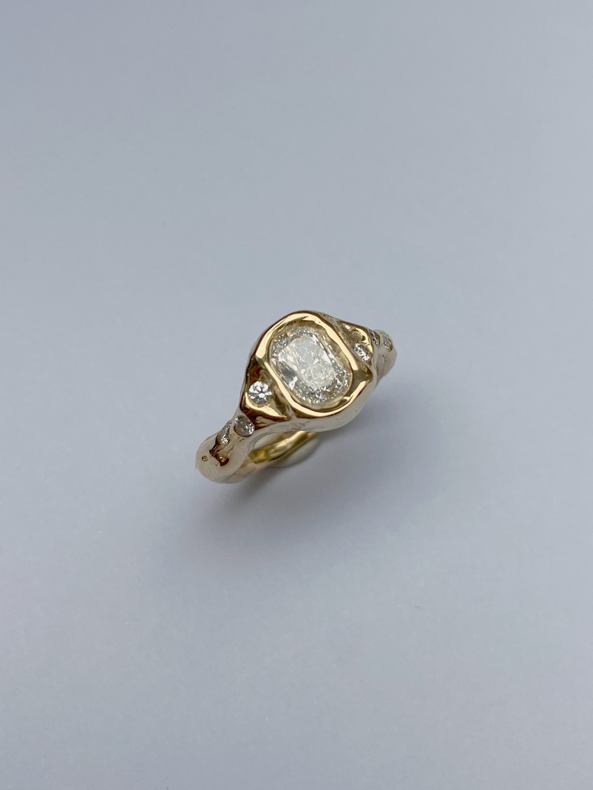 Ring 18k gold with cushion diamond