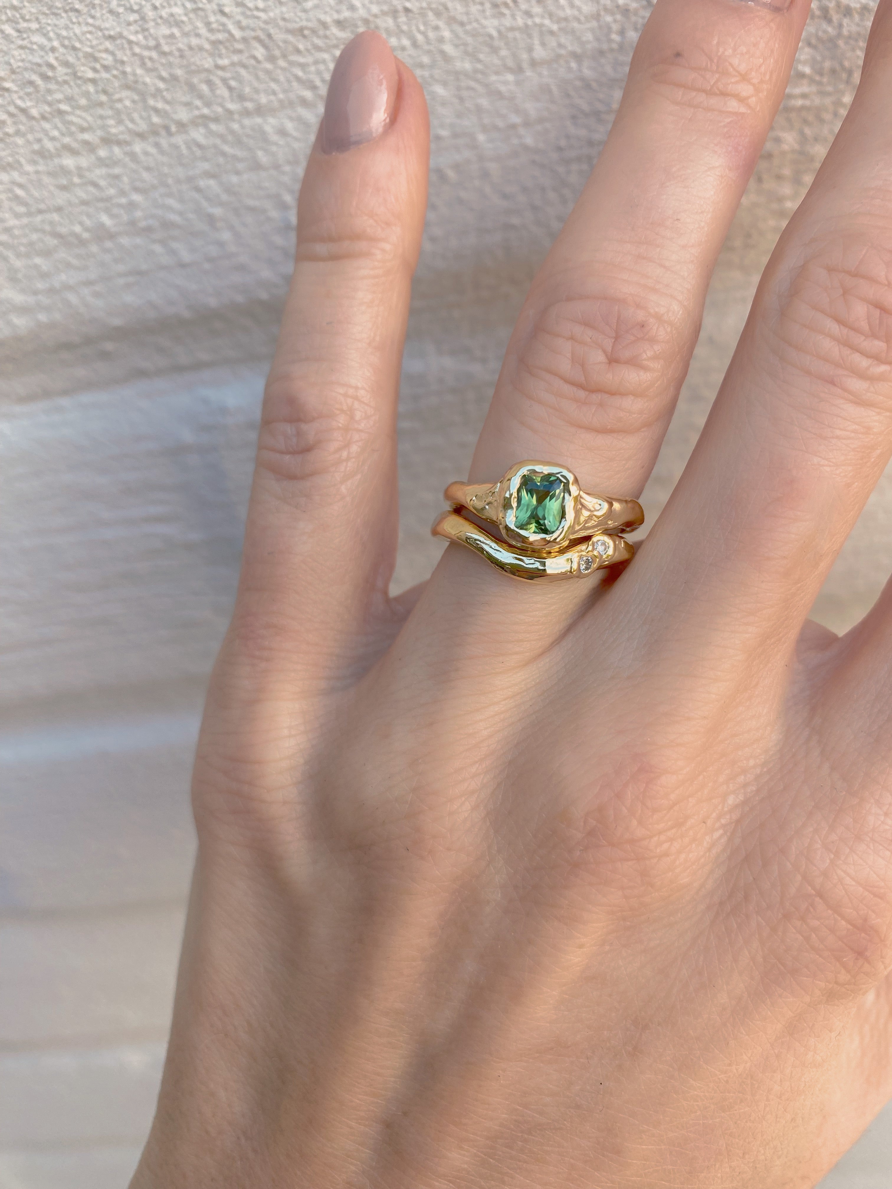 Ring 18 karat gold and green sapphire in organic setting