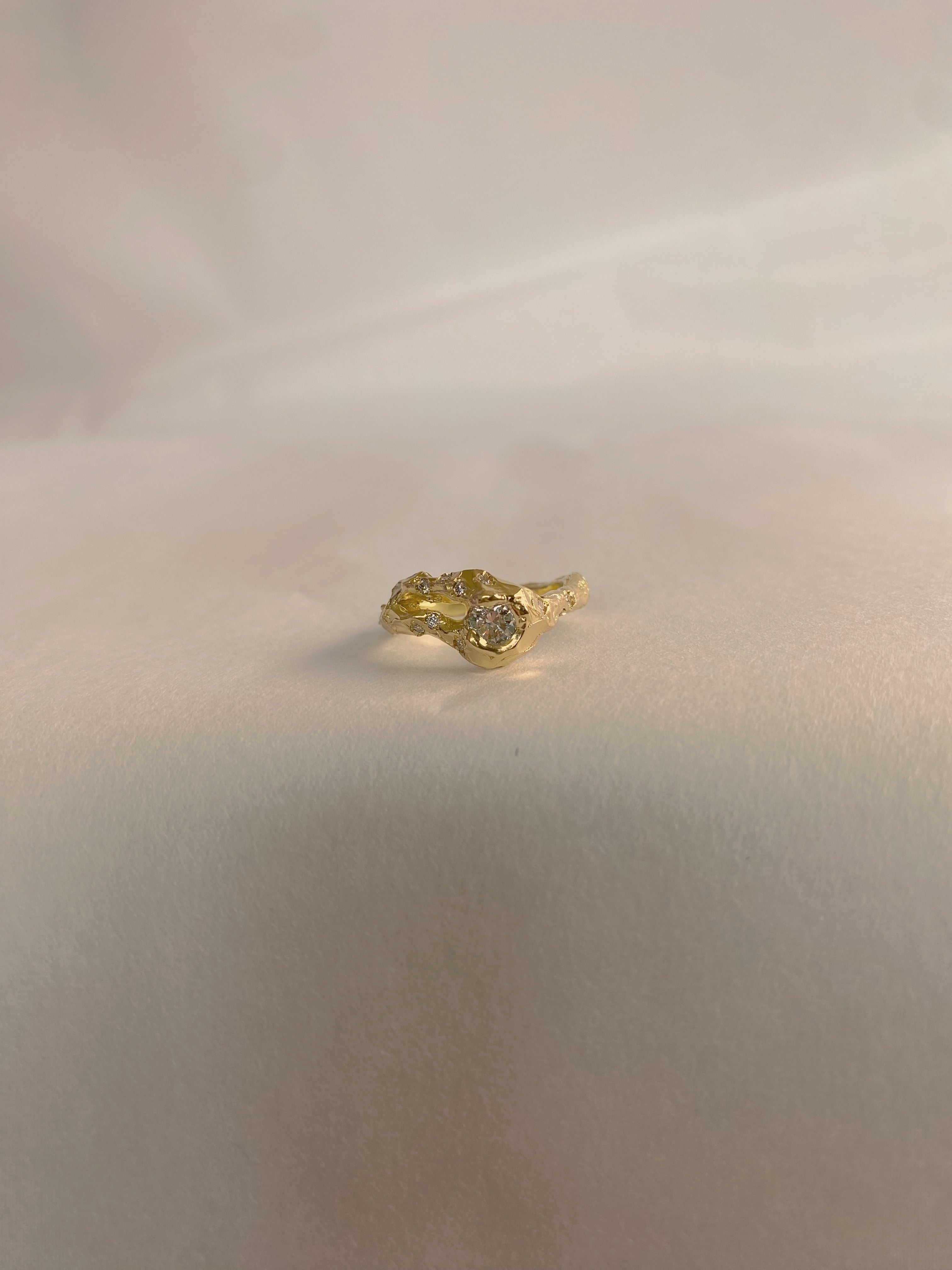 Ring 18k gold with diamond X