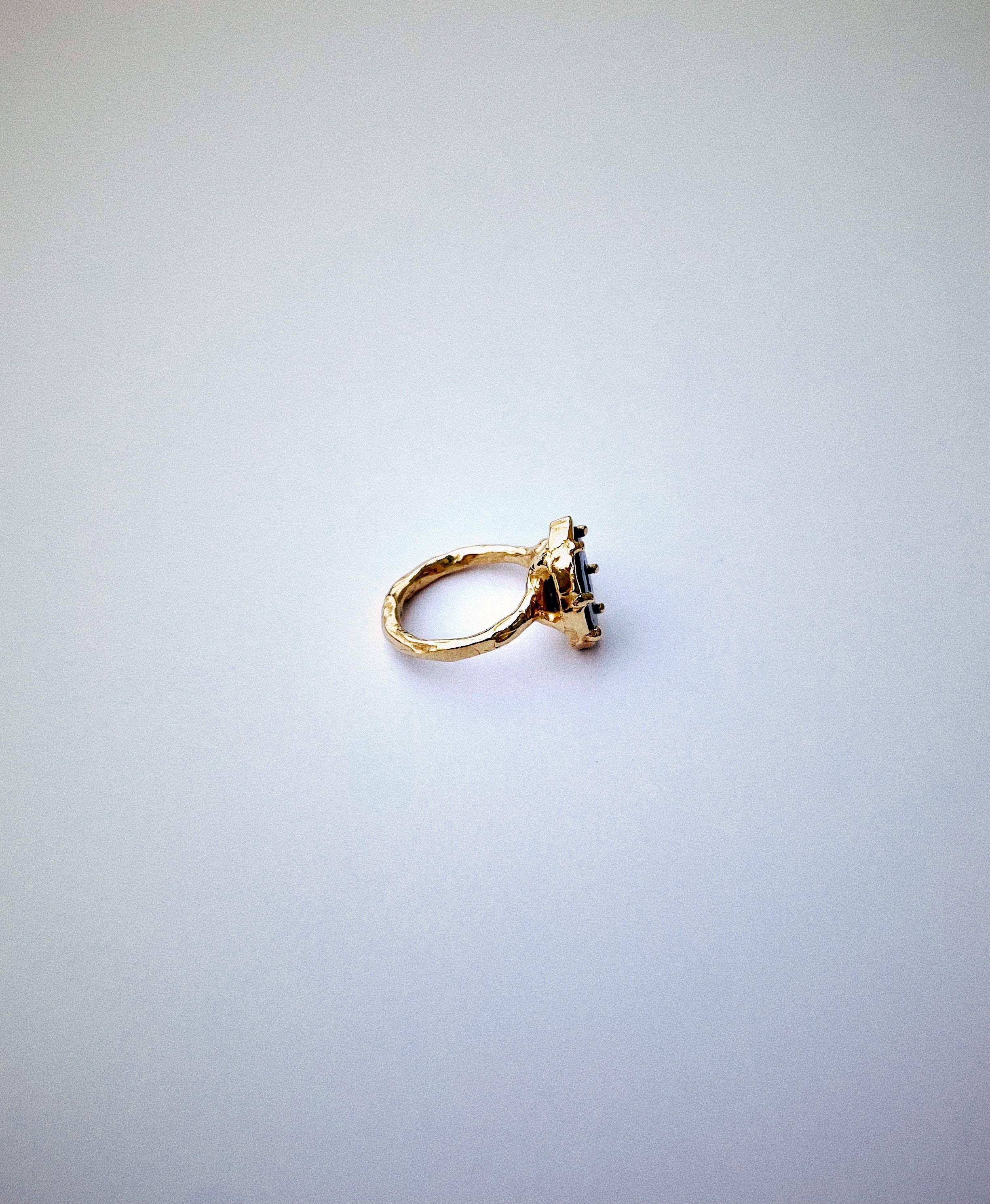 Ring in 18 karat gold - agate and sapphire