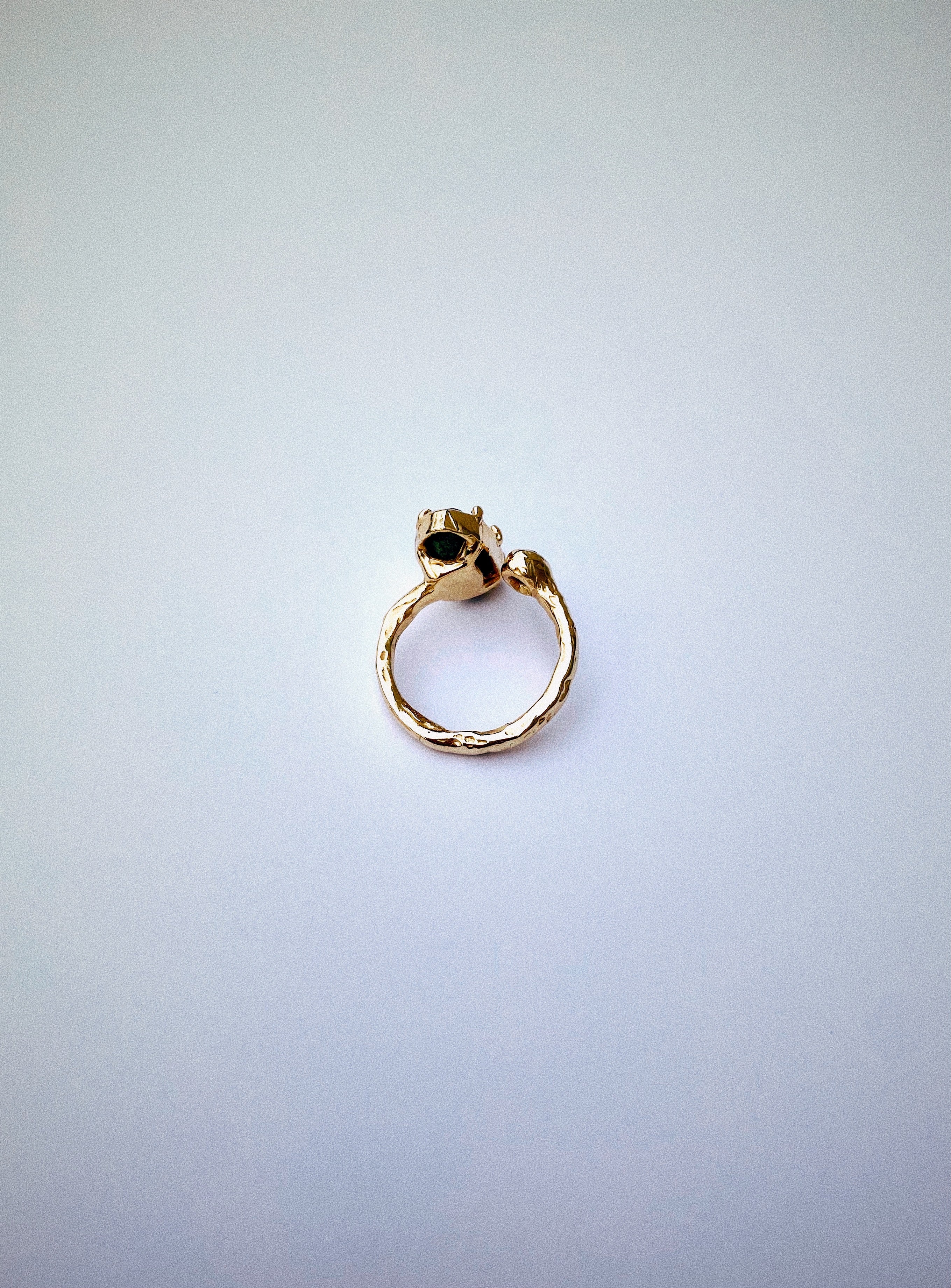 Ring in 18 karat gold - agate and sapphire