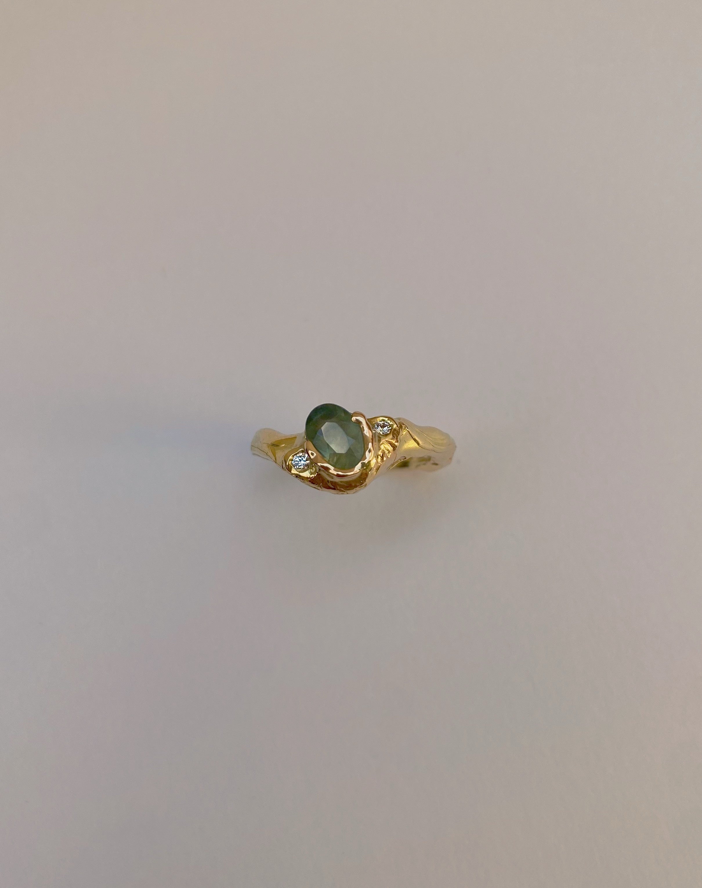 Ring 18 karat gold and green sapphire in organic setting II