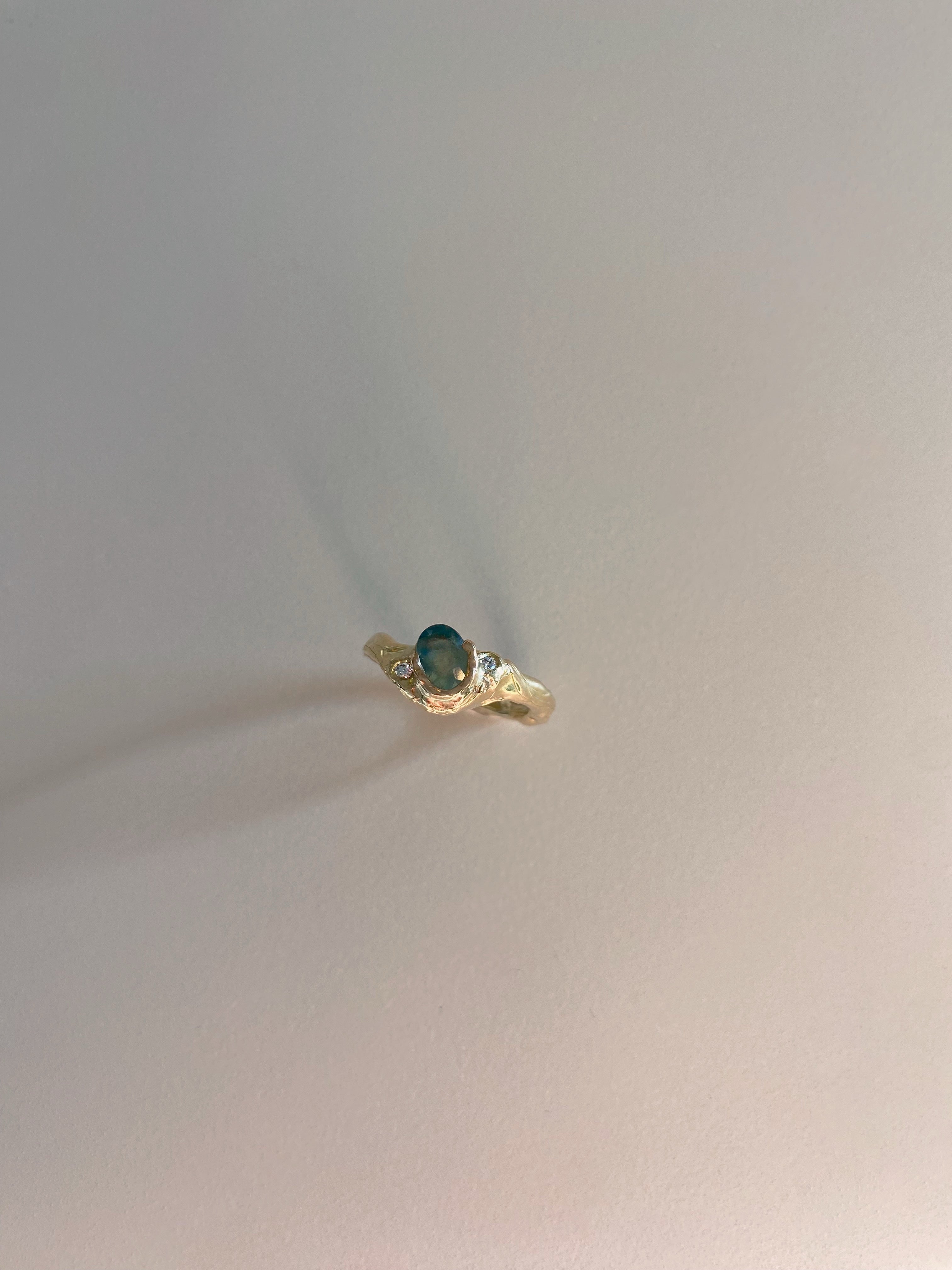 Ring 18 karat gold and green sapphire in organic setting II