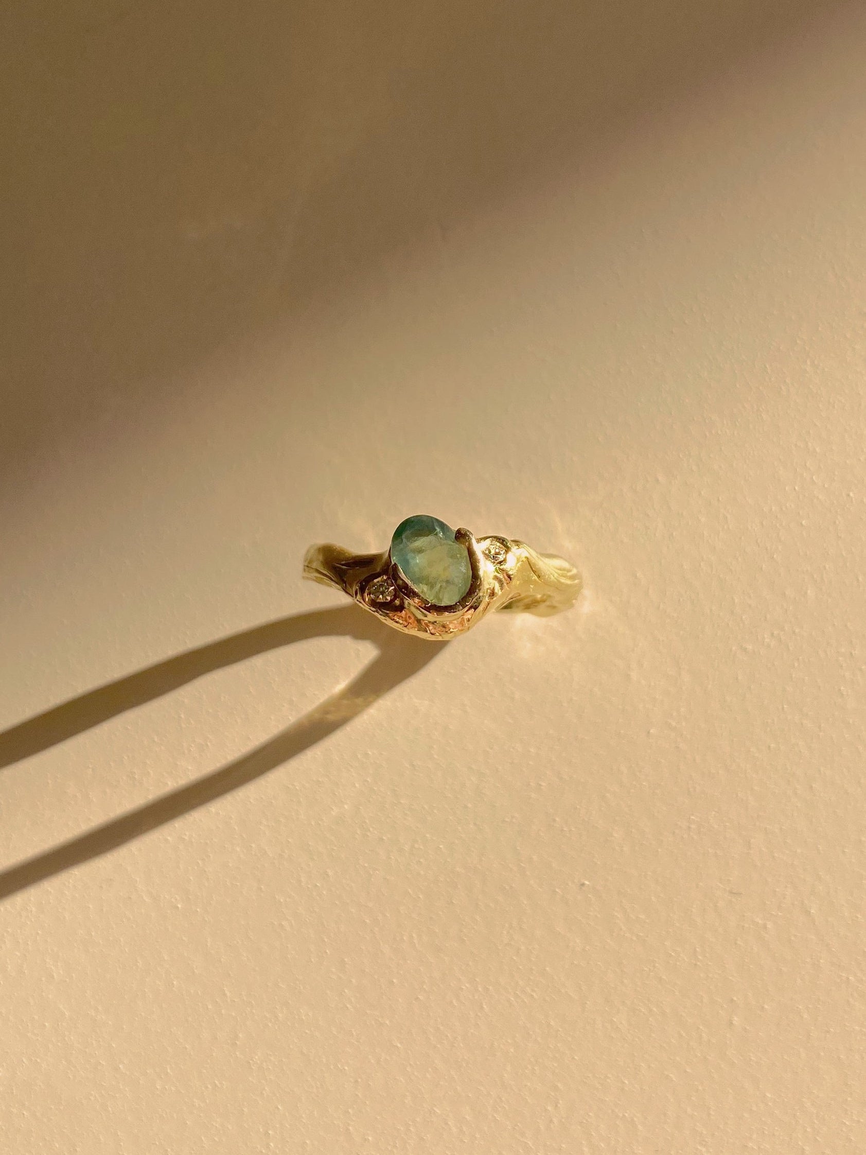 Ring 18 karat gold and green sapphire in organic setting II