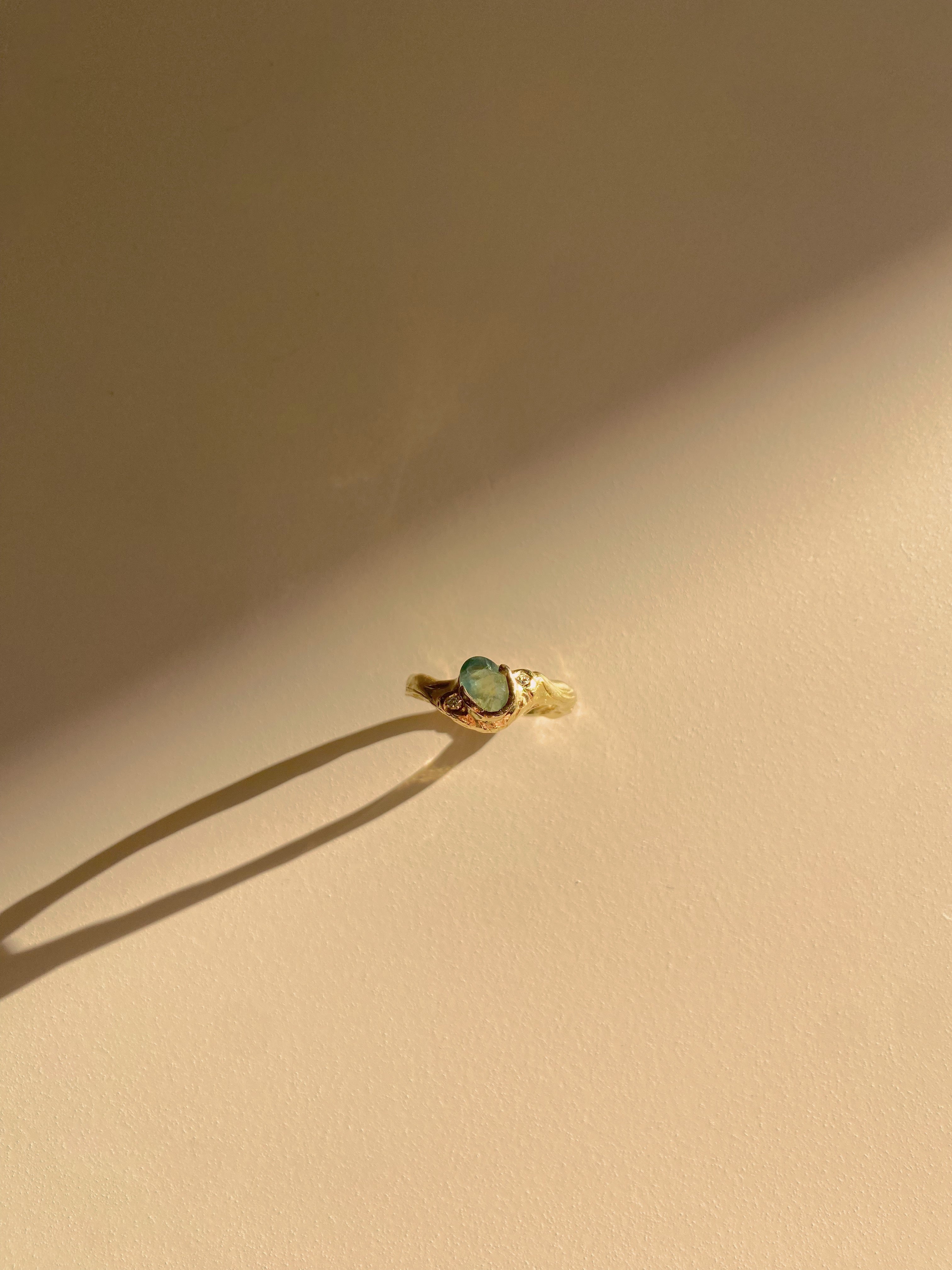 Ring 18 karat gold and green sapphire in organic setting II