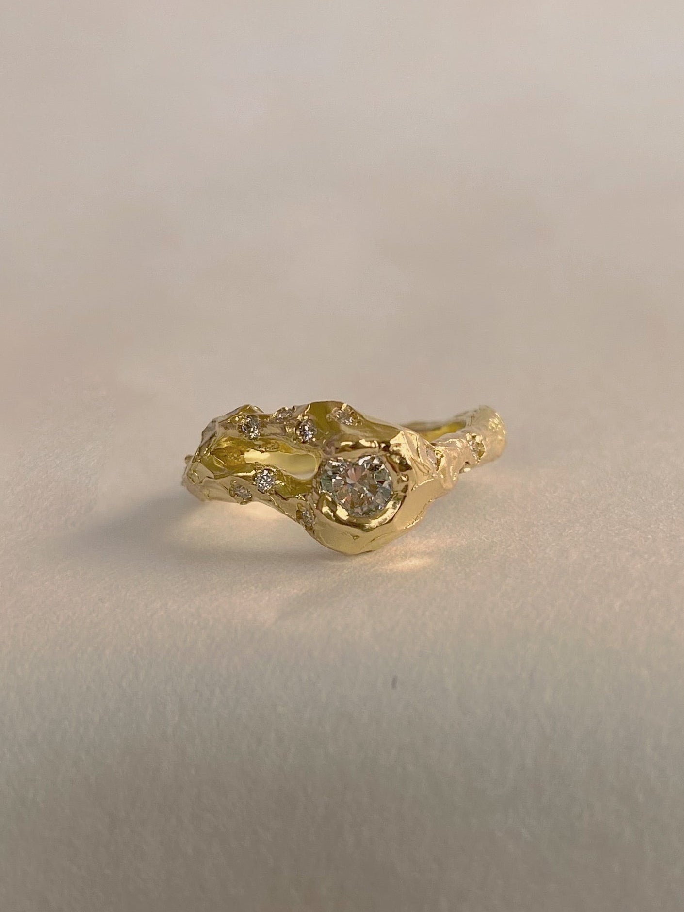 Ring 18k gold with diamond X