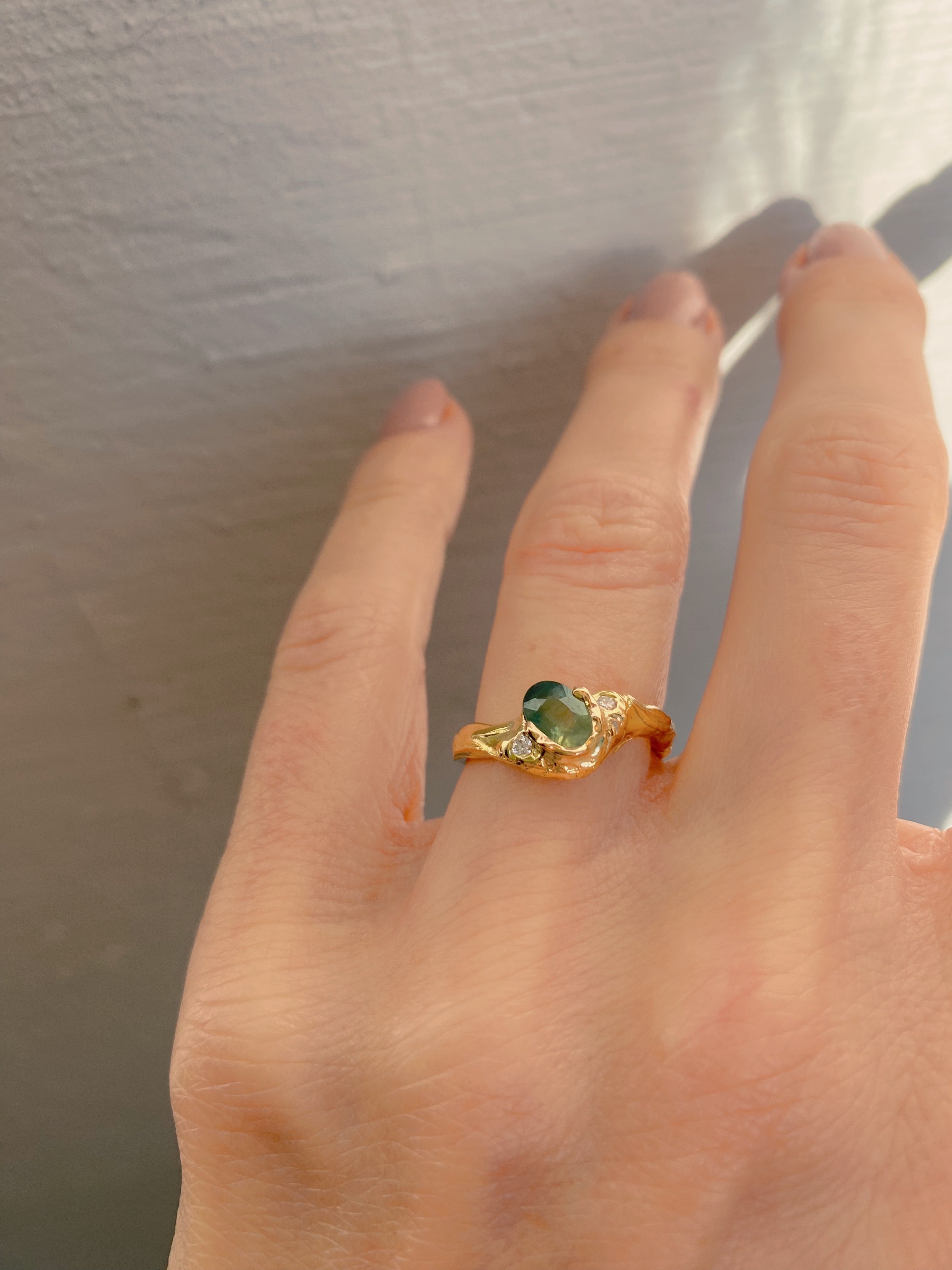 Ring 18 karat gold and green sapphire in organic setting II