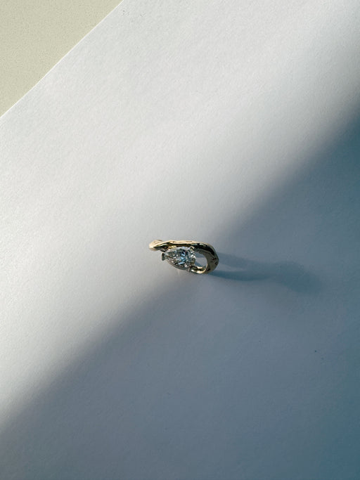 Ring 18 karat gold with pear diamond