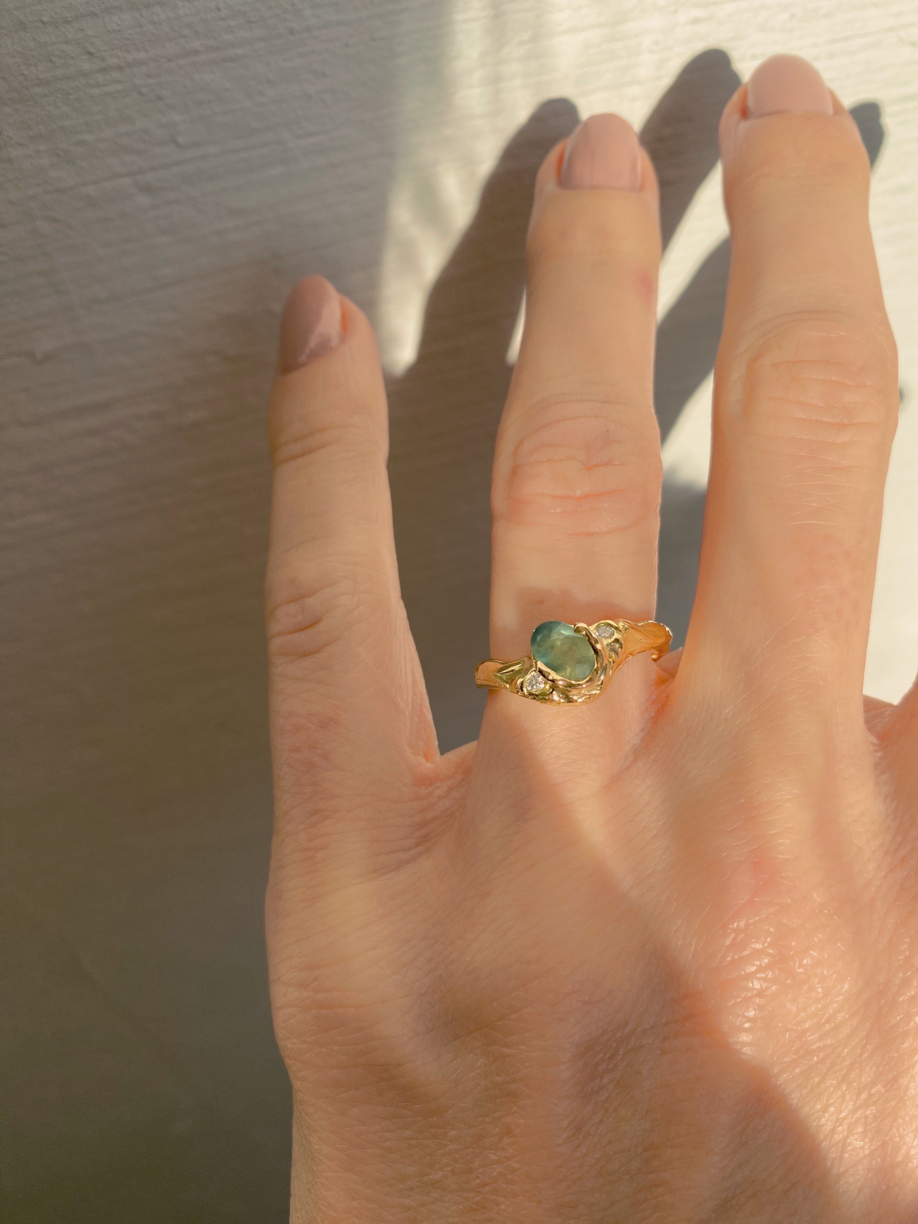 Ring 18 karat gold and green sapphire in organic setting II