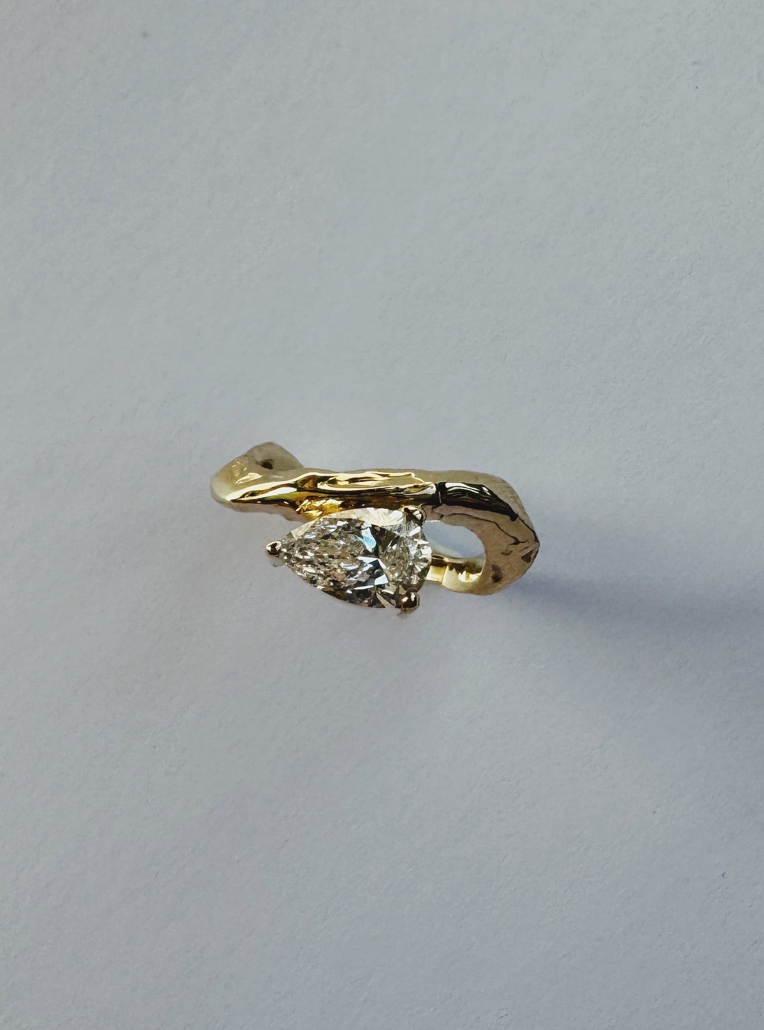 Ring 18 karat gold with pear diamond