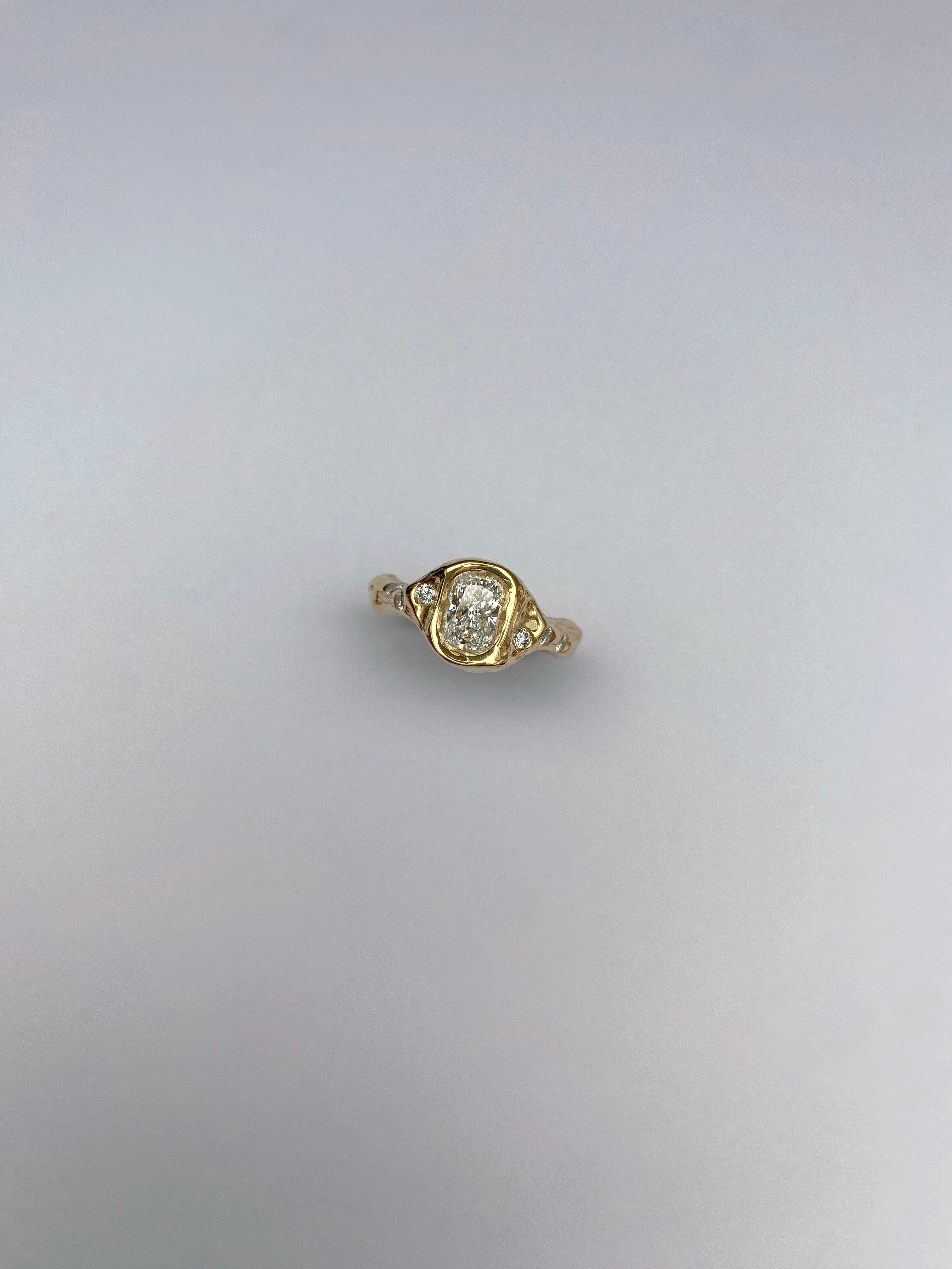 Ring 18k gold with cushion diamond