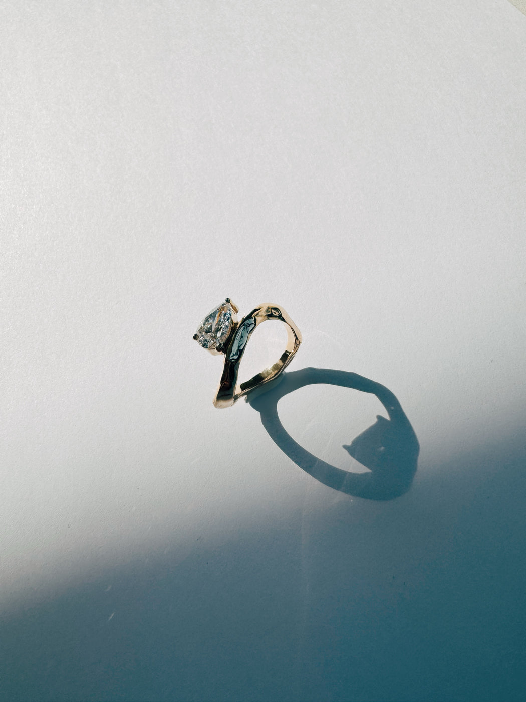 Ring 18 karat gold with pear diamond