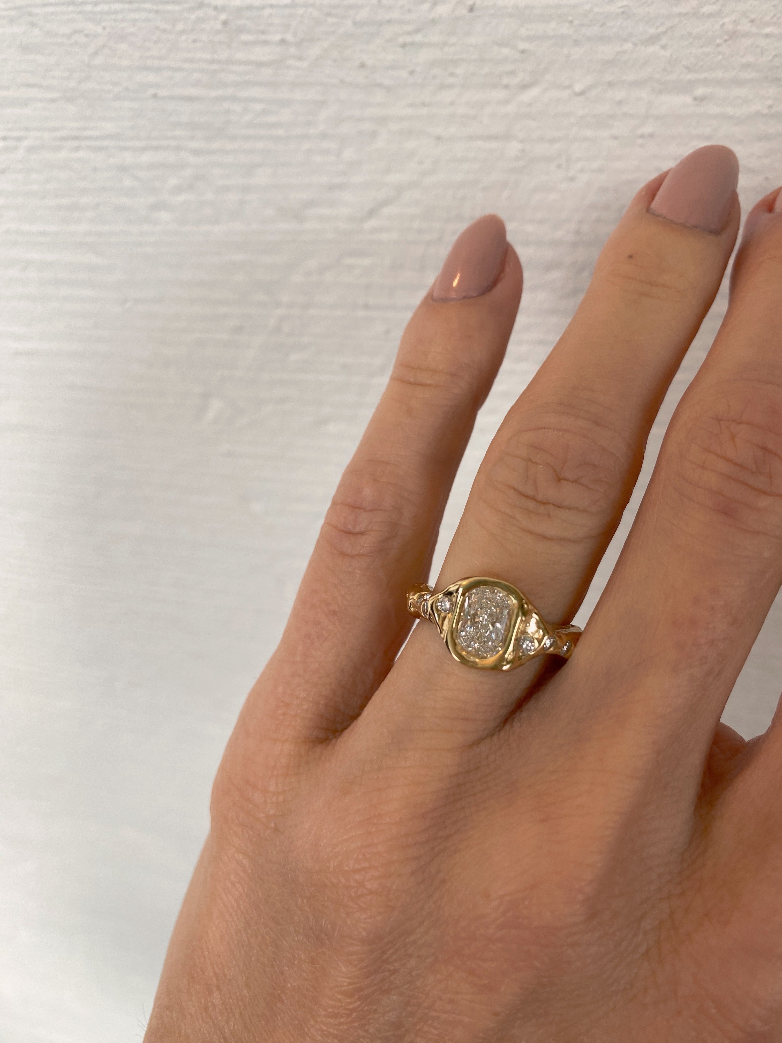 Ring 18k gold with cushion diamond