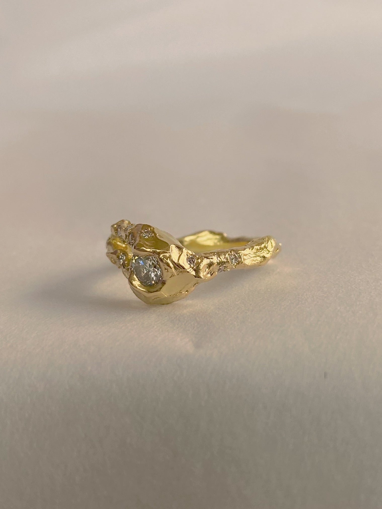 Ring 18k gold with diamond X