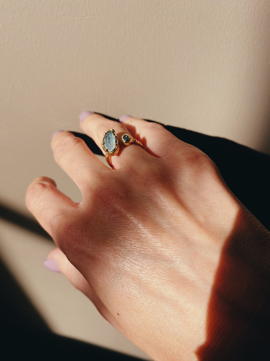 Ring in 18 karat gold - agate and sapphire