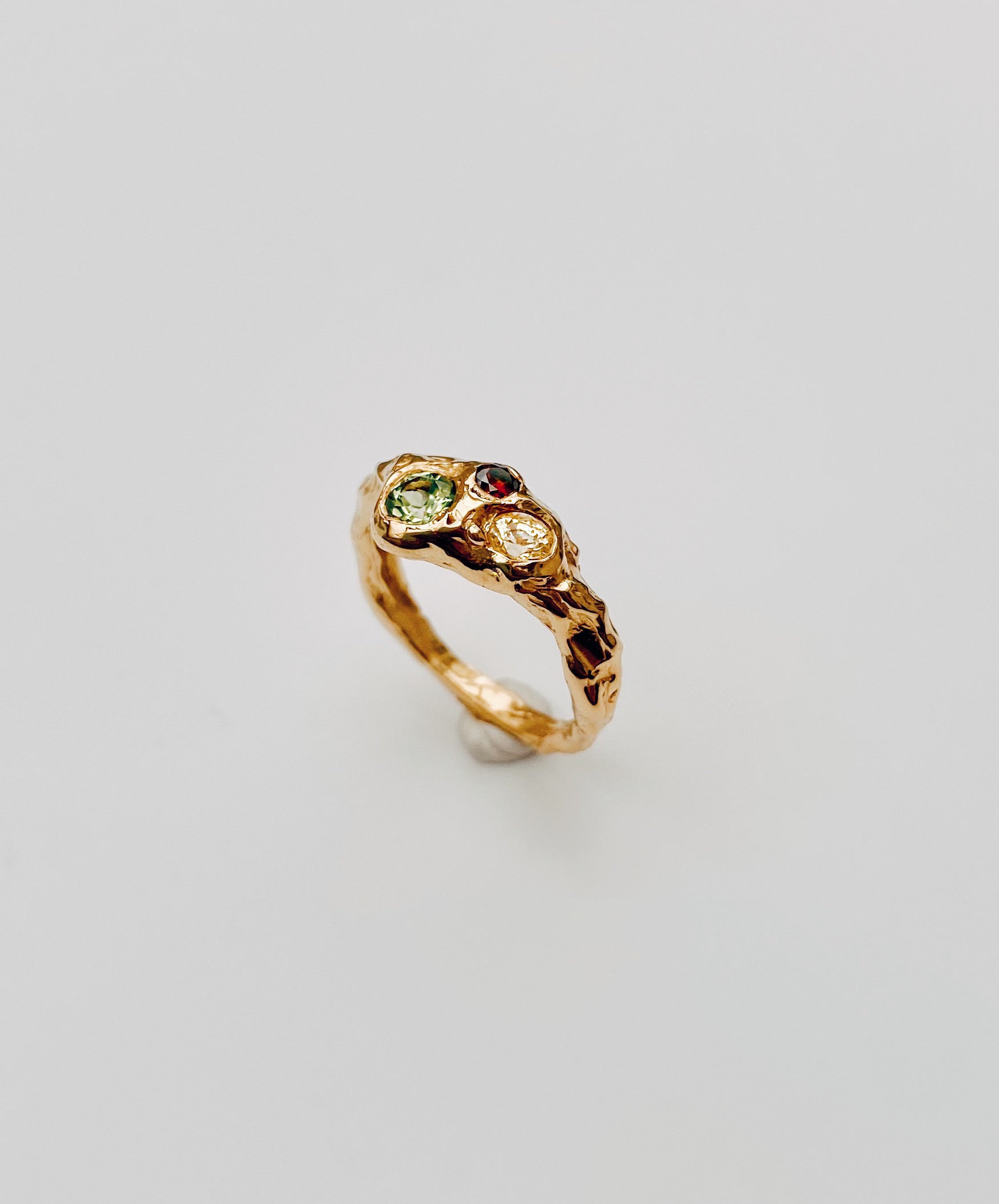 Ring 18 karat gold with diamond, peridot and sapphire