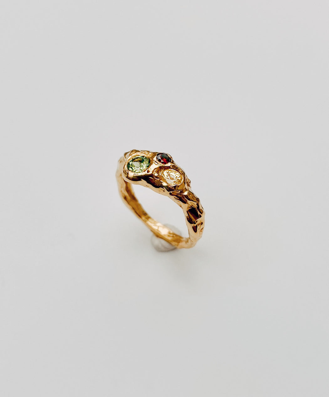 Ring 18k gold with diamond, peridot and sapphire