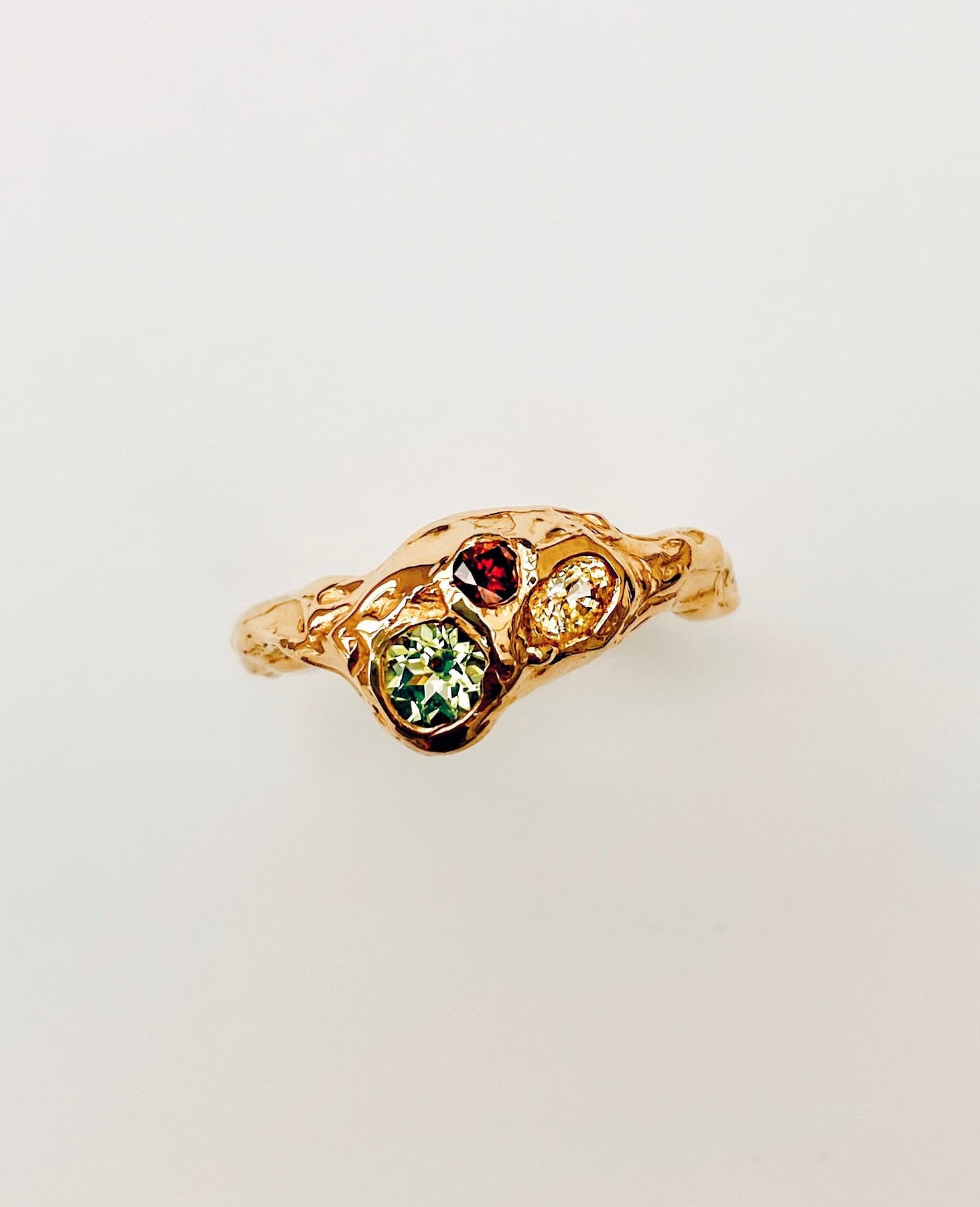 Ring 18 karat gold with diamond, peridot and sapphire