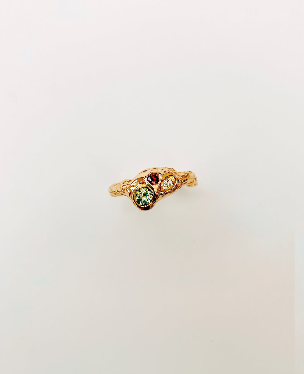 Ring 18 karat gold with diamond, peridot and sapphire