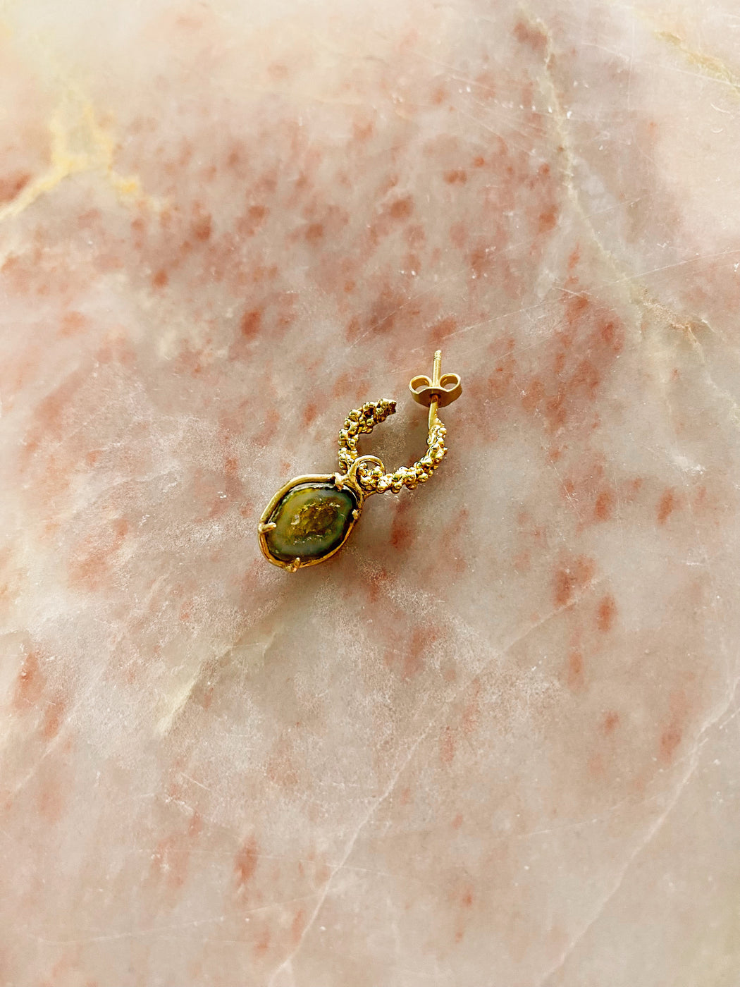 18 karat gold agate earring