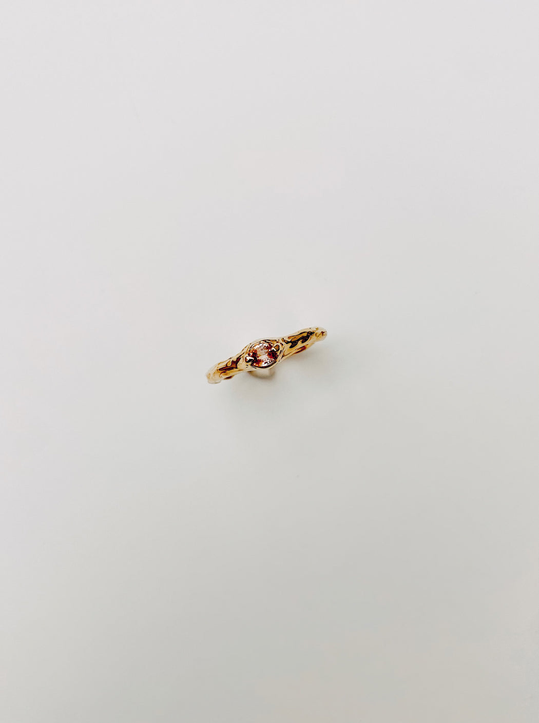 18k gold ring with pink/orange sapphire
